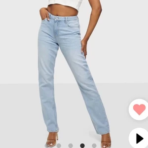 Jeans från Nelly, storlek 34  - Säljer mina jätte fina blåa jeans från Nelly då de är nästan helt oanvända! De är ganska stora i storleken så passar även de som har storlek 36. Köpte för 599kr och säljer för 200 + frakt💓💓