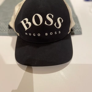 En väldigt fin keps från Hugo boss - Denna keps säljs pågrund av att den inte används