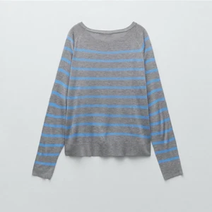 Randig Zara tröja - Populära zara tröjan som jag använt en gång men sen började tycka att den inte passa mig, riktigt fin och bra material!😜🥰 köparen står för frakt 💛🧡 (!!lånad bild på andra!!)