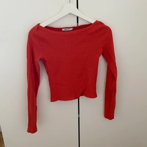Orange topp  - Orange topp från Gina tricot, storlek S, bra kvalitet och inte så använd. Säljer till första som skriver. ( 50kr+frakt). ( skriv vid fler bilder) 