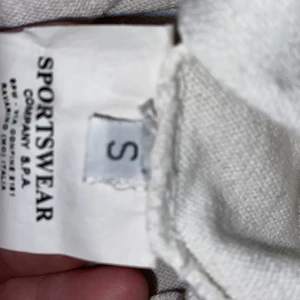 Stone island - Den ör storlek S gammal men inte använd så mycket vill läst bli av me den original pris 2000kr men har ingen nyta av den så vill bli av me den 425kr