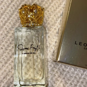 Queen feylis parfym - Har köpt 3 st, helt oanvända, en god och kvinnlig doft men inte min typ av parfymer därav säljer jag de. 479kr st (orginal pris)  ❗️2 av 3 sålda❗️