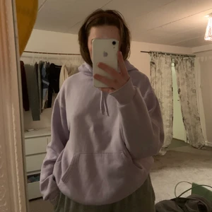 LILA HOODIE - säljer min lila hoodie från MONKI! Då den inte kommer till användning, har inte använt den så mycket så den är i ett bra skick! 
