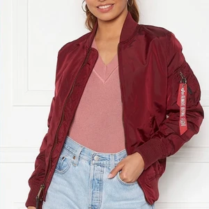 ALPHA INDUSTRIES Jacka  - Säljer min vinröda Alpha Jacka. Den är i bra skick, säljer då den inte kommer till användning längre. Jackan är i Storlek XS men passar även S. 💕 Pris kan diskuteras vid snabba köp