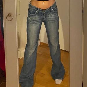 Jeans - Säljer dessa jeans köpta här på Plick! Midja 43cm och innerbenslängden 86cm. 