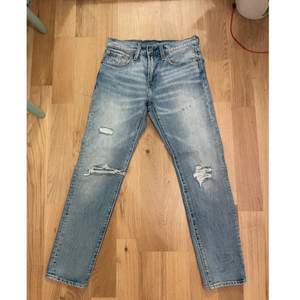 Levis jeans i modellen HI-BALL med hål på knäna och lår, högmidjade. Skriv för mått etc står endast W28 ingen längd. 