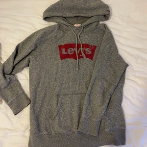 Levis tröja  - Storlek M men är oversize passar också L pris 299kr