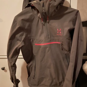 Anorak Haglöfs  - Xs. Superfint skick. Kan skickas om köparen står för frakt. Djur finns i hemmet 
