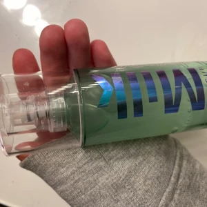 Milk primer - Säljer en primer från Milk, ”hydro grip primer”. Den är testad en gång men jag kommer inte använda den mer då jag har andra. Ordinarie pris är 380kr på sephora. Köpt i september 2021.   Säljer den för 250kr + frakt Kan mötas upp i närheten av Lidköping