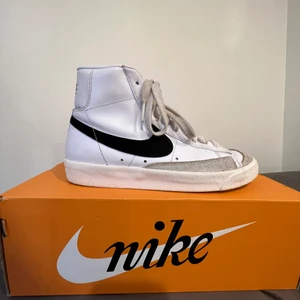 BLAZER MID ’77 Unisex- Höga - Blazers köpta för 1000kr . Använt de helt okej. Det är okej skick. Sko snörena är lite smutsiga men det är allt. Säljer de för att sko storleken var för liten.  Checka gärna ur de andra skorna som ja säljer:)