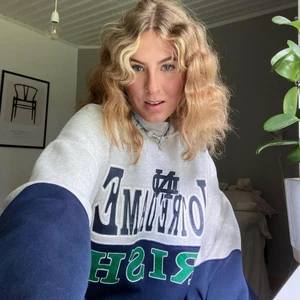 Sweatshirt - Säljer min älskade sweatshirt då jag börjat rensa och har på tok för många sweatshirts :( köpt second hand men i väldigt bra skick! Står strl XXL men skulle säga att den är mer en L. 