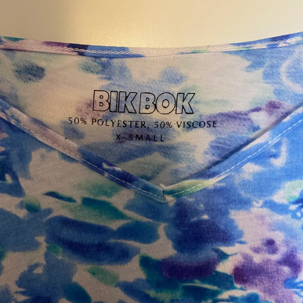 Lnjusblå topp från Bikbok.. Toppar.