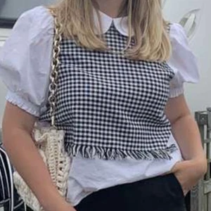 zara blus - säljer nu min nästan helt oanvända och jätte gulliga blus/topp från zara som köptes för 400kr i storlek xl men passar mig som har M som ni ser på första bilden!! 💕💕💕 