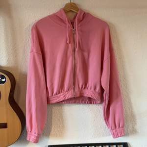 Kroppad pastell rosa hoodie från Gina tricot. Hoodies är ljusare irl.