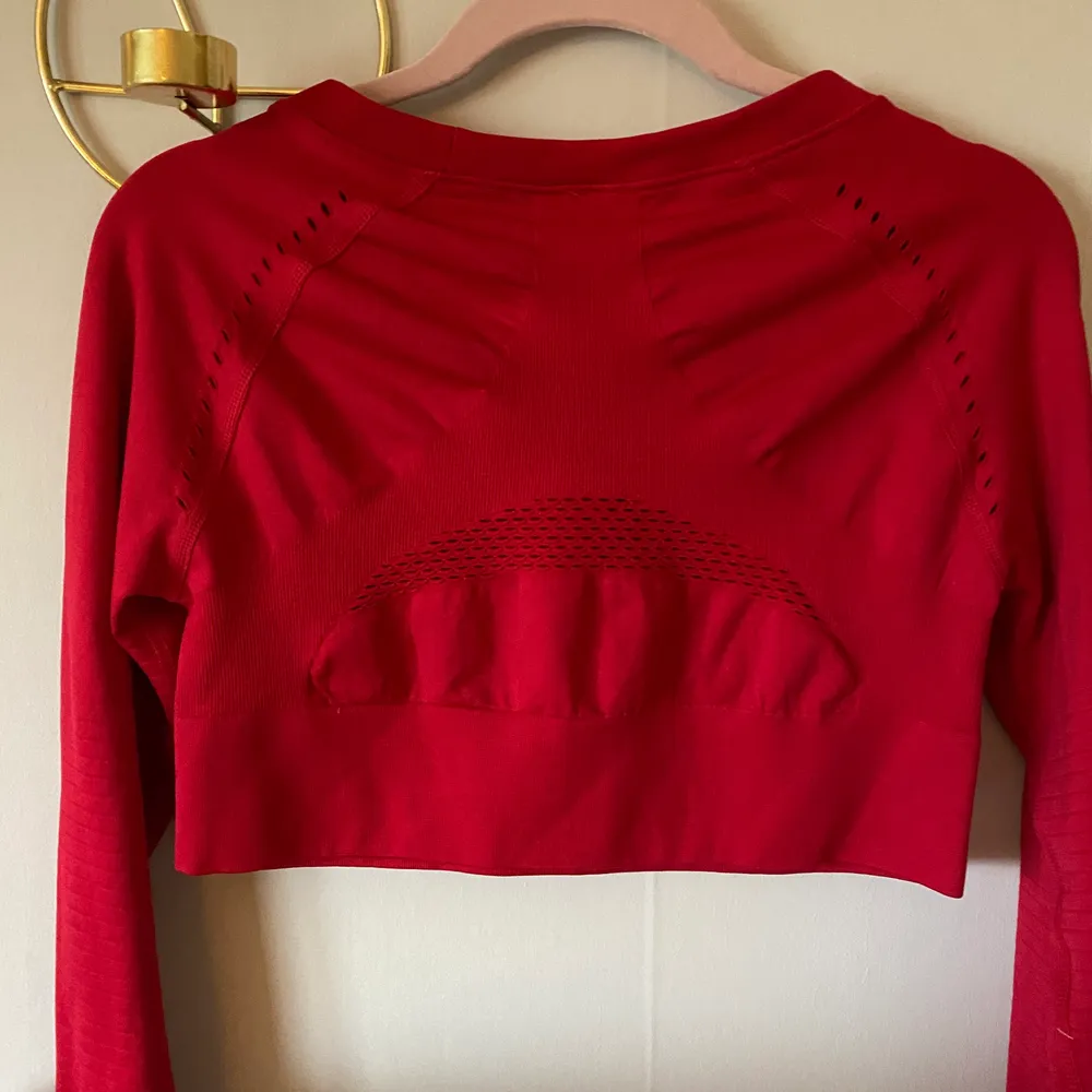 Säljer en röd helt OANVÄND  I CAN I WILL långärmad tröja I STORLEK Large , passar Small och Mediym lika bra då den är liten i storlek . Hoodies.