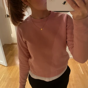 Acne studios tröja - Jättefin sweatshirt / tröja från Acne Studios i deras ikoniska smutsrosa färg. Nypris ca 1990😋😋