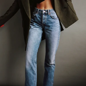 Lowrise jeans  - Säljer mina straight jeans från zara. Dom är helt nya och aldrig använda. Dom är lite för små för mig därför säljer jag dom✌️ dom är ganska långa i benen och lågmidjade. Storlek 36. 