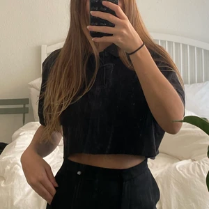 Croppad piké  - Svart croppad piké som jag croppat själv, den är igentligen i storlek M ”kille”. Ärvt den av min pappa för några år sedan och har själv bara använt den fåtal gånger. Skicka privat vid frågor eller intresse💗