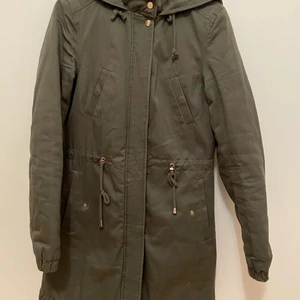 H&M Divided jacka fodrad - H&M Divided jacka fodrad, skogsgrön med gulddetaljer, nyskick.