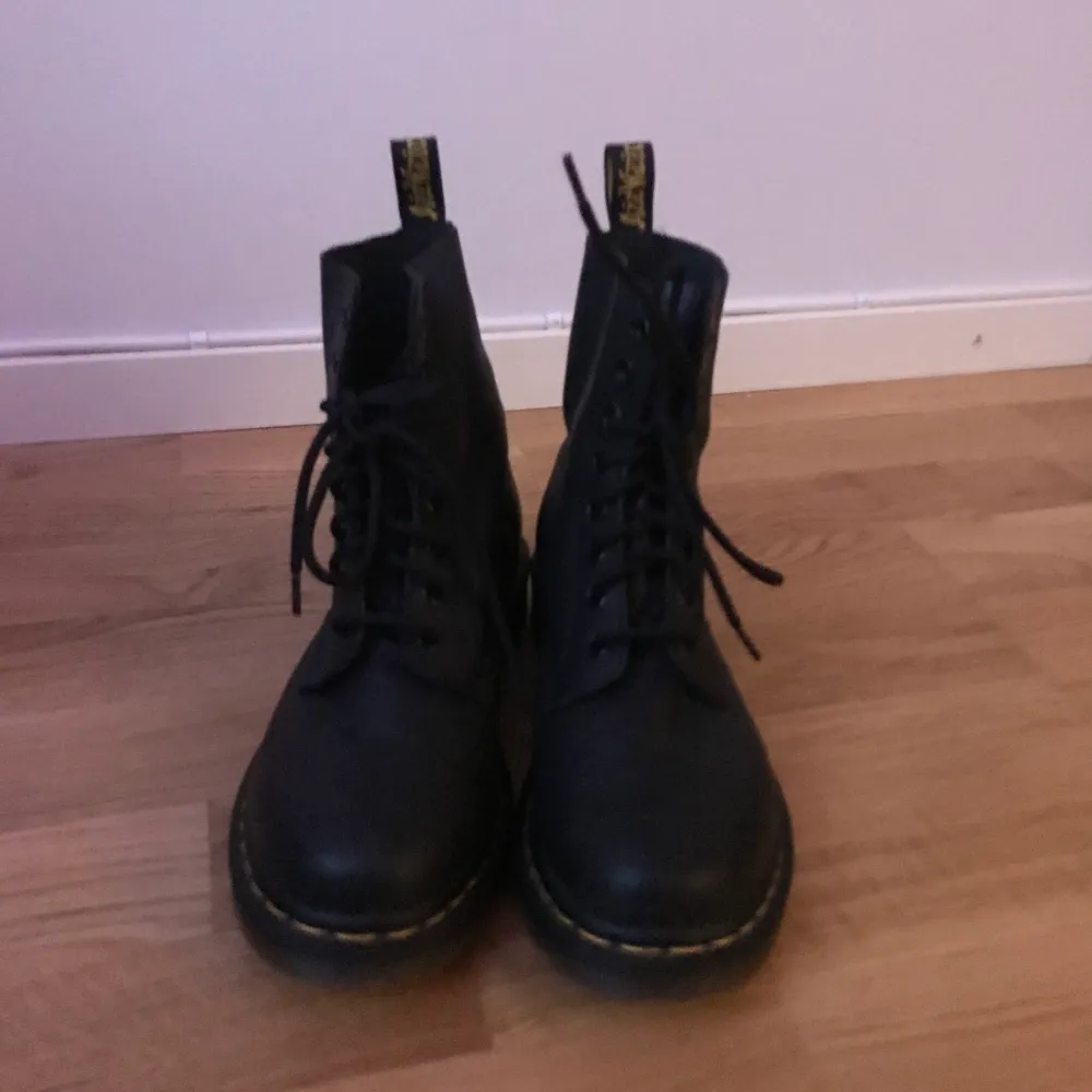 Dr Martens Pascal-kängor i storlek EU 40, köpte inne på Dr Martens på Söder förra året men har stått oanvända pga fel storlek. Nästan nyskick, nypris 2000. Ett kap!. Skor.