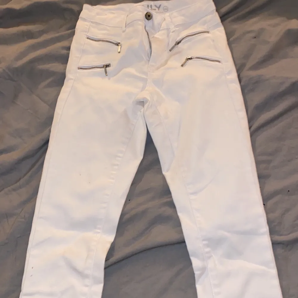 Vita jeans från Only, normalhöga i midjan. Jeans & Byxor.