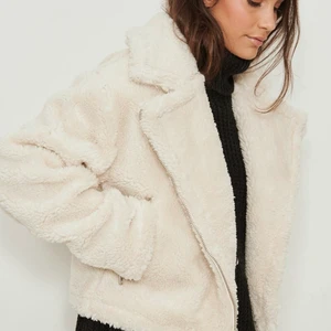 Teddyjacka NAKD - Säljer en supermysig beige teddyjacka från nakd. Köpt i september och aldrig använd pga inte min stil och eftersom den inte kommer till användning så har jag valt att lägga upp den. Prislappen sitter kvar. Köpt för 900kr. Inga fel och perfekt nu till vinter!
