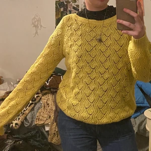 Gul stickad tröja  - Säljer denna tröja!! Hör av dig om du är intresserad eller har några frågor! Kram💞