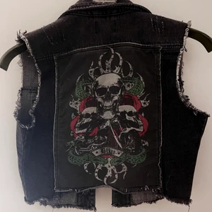 Väst - Asball biker väst med coolt tryck. Har sökt runt men märket verkar vara okänt. Snygg över hoodie & stickade tröjor. Skriv privat vid frågor 💕