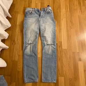 Blåa jeans - Blåa jeans i storlek: 36. Är 176 och sitter precis där foten börjar