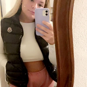 Moncler väst st 4 - Säljer min moncler väst i väldigt fint skick! Storlek 4 men upplevs ganska liten i storlek så ungefär en L… Beställd på deras egna hemsida och kvitto finns, även QR kod som kan skannas. Kan frakta men även mötas upp i Borås 