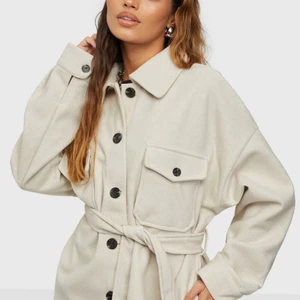 Kappa  - Säljer min beiga kappa som jag endast testad. Strl xs skulle nog säga att den passar s och även m då den är ganska oversize. Frakten ingår