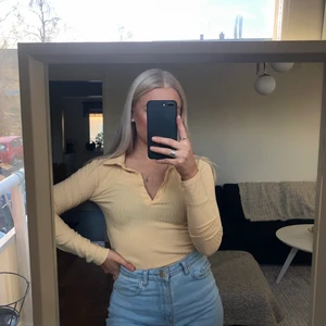 Topp - Säljer denna supergulliga gula topp! Den är mer lik fösta bilen i färgen än den bilden i mitten! Den är alltså väldigt gul💛 skriv om du är intresserad🥰 Det går bra att lägga eget bud