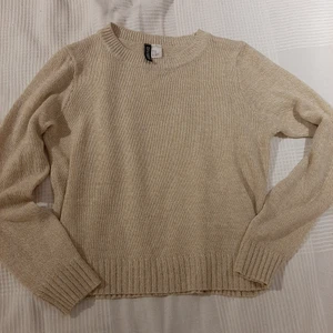Långärmad tröja från HM - Beige tröja i storlek XS från HM. Köptes för 3 år sedan och använd några gånger. Skönt material och bra passform🌞 köparen står för frakt. Betalning via swish💫