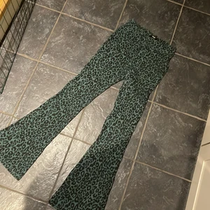 Bikbok  - Hej💚 säljer dessa coola bootcut byxor från bikbok strl S. Använda 1 gång. Skulle säga att dem är mer Xs än S. Passar mig perfekt i längden då jag är 178cm. Pris 80kr 