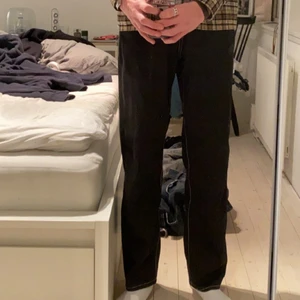 Eytys Benz Cali byxa - Svarta Eytys brallor köpta på NK stockholm för ett år sen. Dem är i storleken 28 och har passat bra på mig som brukar ha 30/30 i mått på byxor. Nypris 2200kr