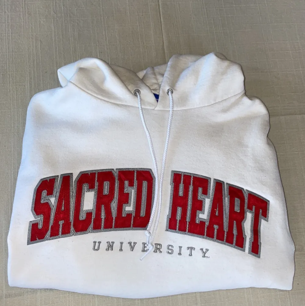Skit skön & snygg ”Sacred Heart University” vintage hoodie. Sparsamt använd. Köp nu pris: 500kr. Köparen står för frakt. // Simon🤝. Hoodies.