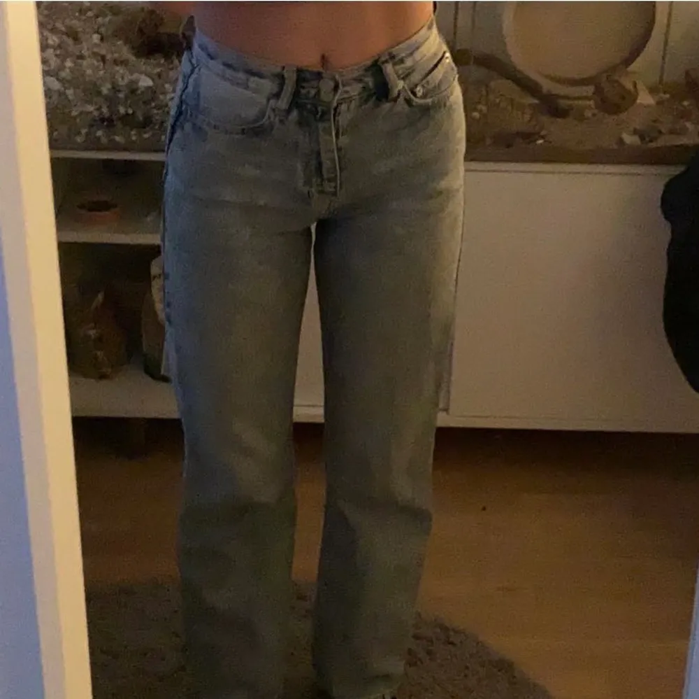 supersnygga jeans från Junkyard💗 Modellen straight och är midwaist. Jag är 168 och dem slutar vid hälen💕 . Jeans & Byxor.