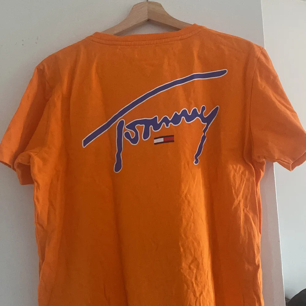 Äkta Tommy jeans orange tröja. Skjortor.