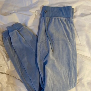 Ljusblå sammets mjukisbyxor  - Byxorna har en jättefin passform efter kroppe, men tyvärr lite korta för mig som är 178. Kan både mötas upp och skicka!