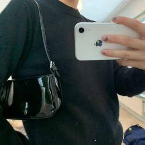 Svart väska - Minibag från mango köpt för något år sen. I jättebra skick, väldigt mkt 2000-tal över väskan! Frakt ingår ej💝💝💝