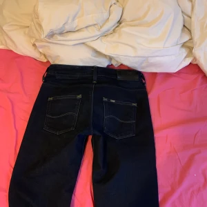 Bootcut jeans - Säljer dessa bootcut jeans från Lee. De är midwaist och är i stoleken 27/31. Har inte använt dessa pga att de är för små.