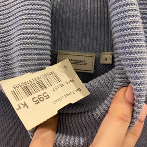 Stickad klänning  - Säljer oanvänd stickad klänning med polokrage  i från Boomerang stl S 