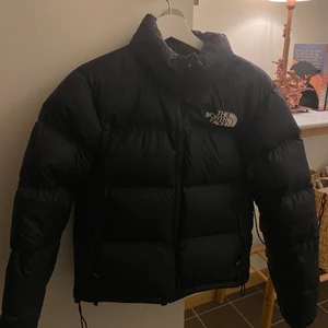 North Face svart puffer jacket - INTRESSEKOLL. Endast 1 år gammal. North face puffer down jacket. Storlek XS/S. 