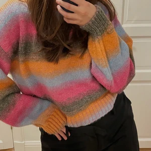 SLUTSÅLD stickad tröja från bikbok  - Säljer min fina och mjuka tröja från Bikbok som inte längre går att köpa. Tröjan är använd 2ggr och kommer tyvärr inte till användning, fler bilder finns om de önskas🐻❤️