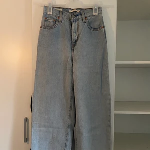 Levis balloon jeans storlek 24 - Aldrig använda pågrund av för liten storlek men jätte fina med balkong ben. Nypris var 1349