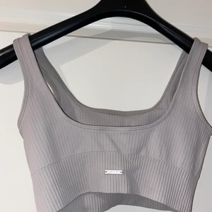 Ny Aimn sportopp - Sportopp från Aimn, tooo kvalitet! Bra support. Jättefin färg. För liten för mig och hann inte returnera. 