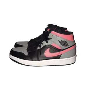 Jordan 1 Mid Pink Shadow - Jordan 1 mid ”Pink shadow” 🌸🔘 - Pris: 1199kr + frakt eller meetup i uppsala Skick: 9.5/10 rep box Storlek: 42.5eu / 9us - #jordan #jordan1mid #skor #sneakersverige #hype #sneakers