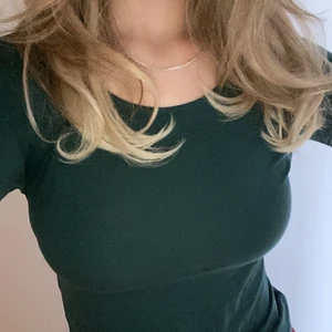 mörkgrön långärmad - väldigt bekväm och mysig, men figur nära tröja!💚