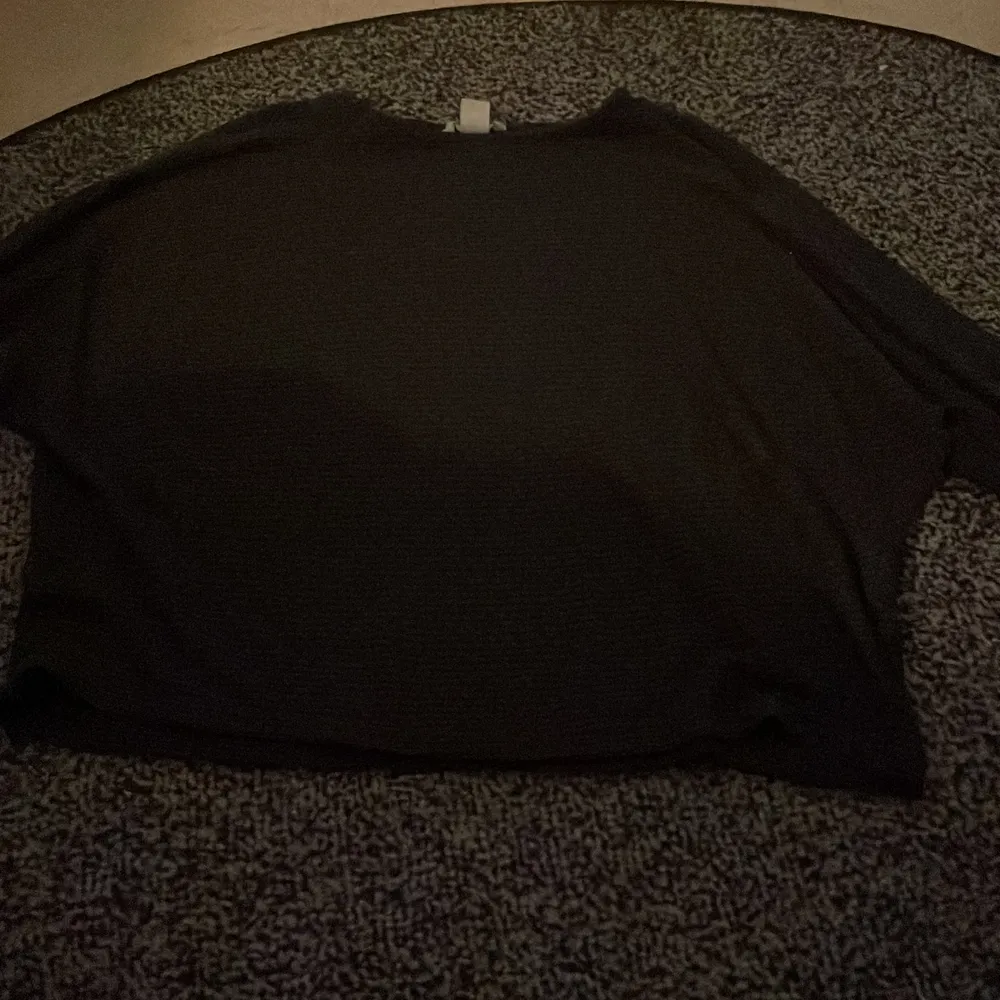 Jag säljer en mörkgrå tröja som är i nytt skick! Den passar inte mig längre!. Tröjor & Koftor.