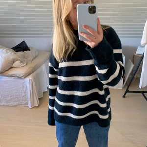 Stickad randig tröja från HM - Superfin mörkblå/vir randig stickad tröja från HM. Säljer pga använd fåtal gånger och kommer inte till användning. 🤎passar lika bra över en klänning som nu till vintern. Så mysig och varm!!💙💙 (slutsåld) budgivning eller högsta pris
